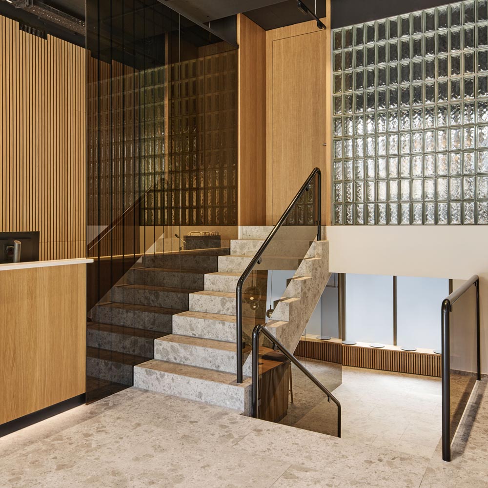 Arbeitswelten. Home of Mobility. Ticket Office, Detail Treppe. BLT Baselland Transport AG - MACH Architektur.